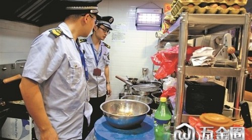 泉州食藥監(jiān)部門突襲餐飲人氣店 向不衛(wèi)生的小龍蝦亮黃牌