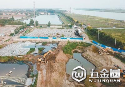 江蘇泰興市漠視整改要求，數(shù)萬(wàn)噸化工廢料和污泥堆放在長(zhǎng)江邊。 　　新華社記者 季春鵬攝