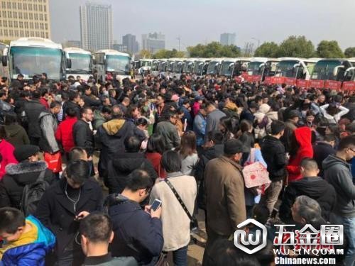 資料圖：69輛“春季看房團(tuán)”大巴載著南京及周邊城市3300多人分線路開赴64家樓盤。 朱曉穎 攝