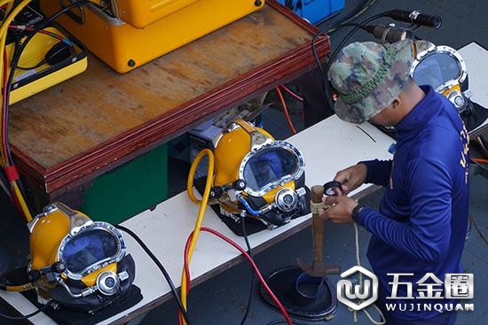 參與搜救的潛水員做準(zhǔn)備工作。視覺中國 圖