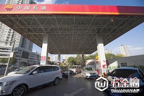 資料圖：車(chē)輛正在加油站加油。中新社記者 張?jiān)?攝