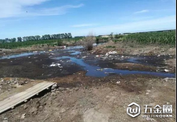 巴彥縣興隆鎮(zhèn)寶成養(yǎng)殖公司臭氣熏天、糞污滲坑排放