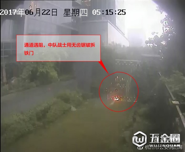 通道遇阻，消防戰(zhàn)士用無齒鋸破拆鐵門