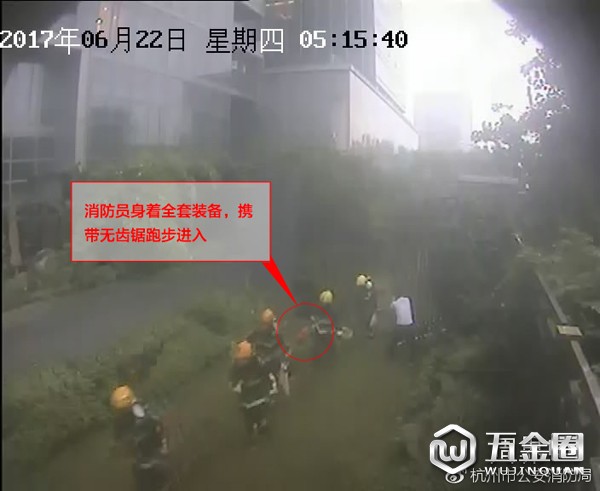 消防員身著全套裝備，攜帶無齒鋸跑步進入
