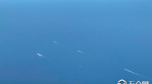 臺防務(wù)部門：近50艘解放軍艦艇密集通過臺灣海峽