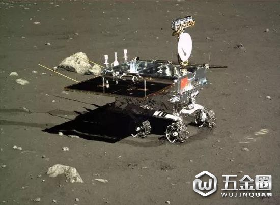 資料圖片：2013年12月，嫦娥三號探測器地形地貌相機拍攝的巡視器側(cè)面圖像。（新華社）