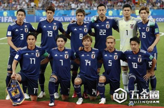 7月2日,日本隊首發(fā)陣容在八分之一決賽前合影(新華社)
