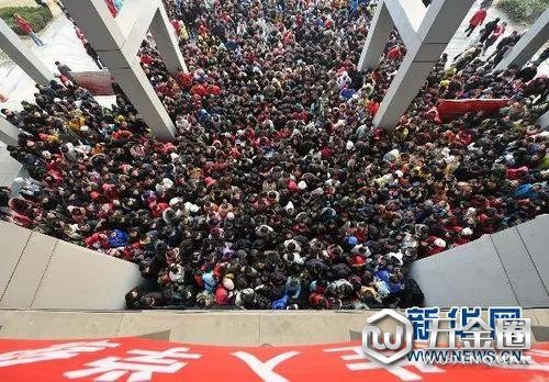 ▲考研學(xué)生進(jìn)考場 圖來自新華社