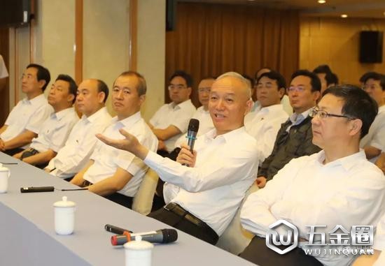 察看市規(guī)土委“多規(guī)合一”協(xié)同平臺(tái)，并作現(xiàn)場(chǎng)點(diǎn)評(píng)