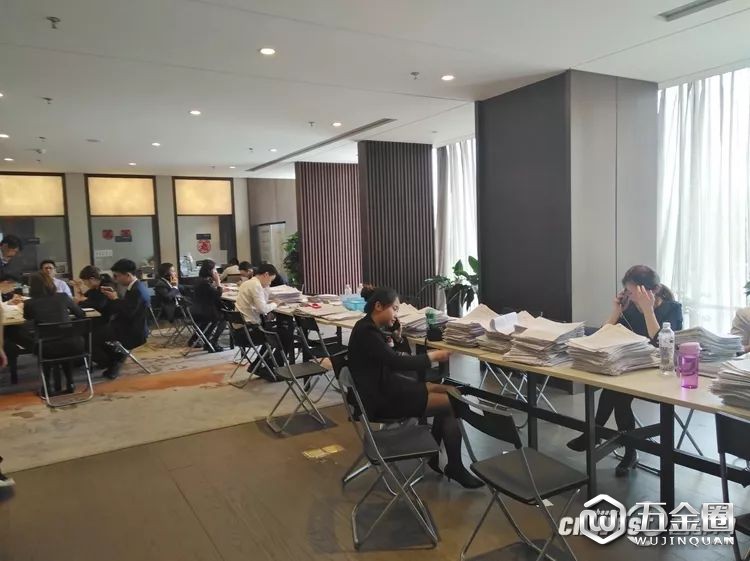 搖號結(jié)束后,項目銷售人員在現(xiàn)場辦公 西部網(wǎng) 圖