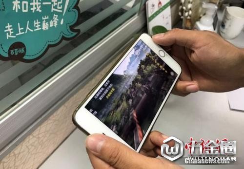 資料圖：用戶在用手機(jī)流量看視頻。中新網(wǎng) 程春雨 攝