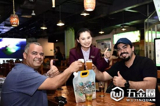 2018年5月17日拍攝的在青島啤酒博物館，外國游客舉起青島啤酒干杯。新華社記者郭緒雷攝