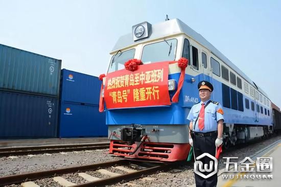 2015年7月1日拍攝，準(zhǔn)備出發(fā)的“青島號”貨運班列。新華社記者張旭東攝