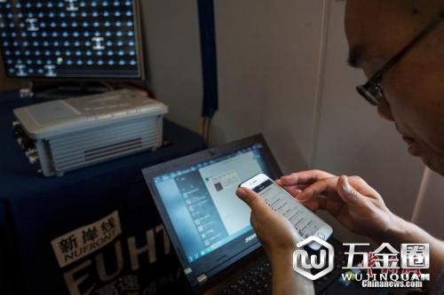 資料圖：市民正在使用手機。中新社記者 侯宇 攝