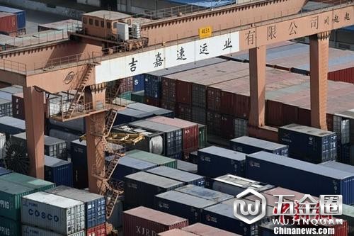 資料圖：成都國(guó)際鐵路港一排排載滿貨物的集裝箱。中新社記者 張浪 攝