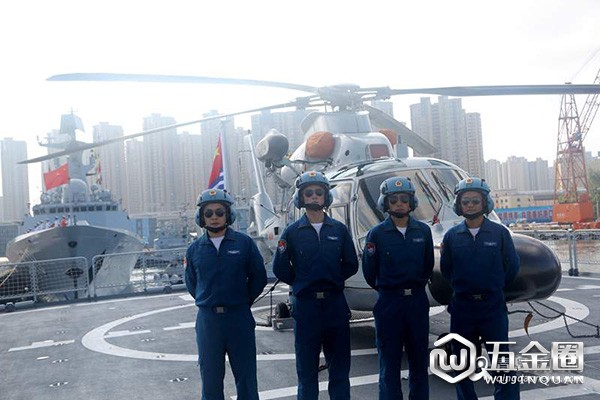 30批護航編隊隨艦機組人員待命