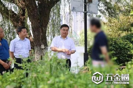 右二為賈石松,右一為回訪教育對(duì)象
