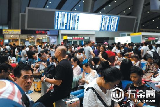 ▲昨日上午10 時左右，北京南站，多趟列車停運或延誤，候車廳內(nèi)滯留大量乘客。 圖片來源：新京報
