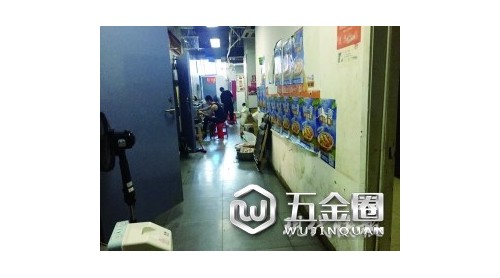 南京這棟外賣樓每天喂飽一萬人：廚房挨在一起，衛(wèi)生狀況堪憂