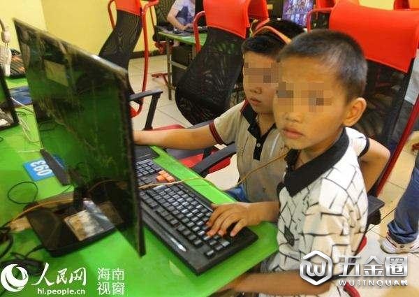 海口一網(wǎng)吧里的未成年人。 人民網(wǎng) 圖