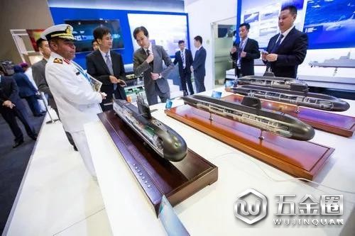 ▲資料圖片：這是2017年11月13日在阿聯(lián)酋迪拜航展中國航空工業(yè)集團(tuán)展區(qū)拍攝的“鶻鷹”戰(zhàn)斗機模型。
