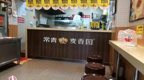 武漢：面館員工將米粉攤在地上處理，食藥監(jiān)部門介入調查，涉事店鋪停業(yè)整改