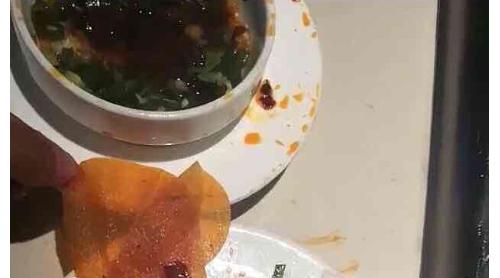 深圳海底撈一門店火鍋出現(xiàn)異物疑似衛(wèi)生巾護(hù)墊，海底撈稱已提交警方
