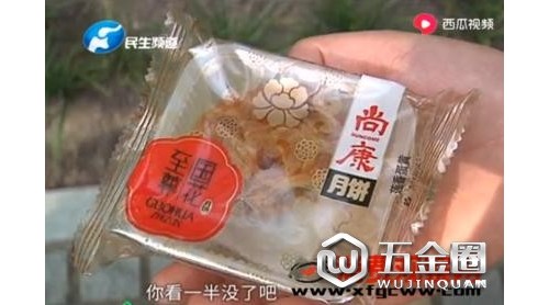 顧客買河南尚康食品公司月餅被人啃過(guò)？ 公司承認(rèn)是質(zhì)量問(wèn)題