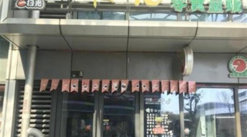 打折賣出的零食竟已過期5個月，顧客上門討說法卻發(fā)現(xiàn)店門緊關(guān)
