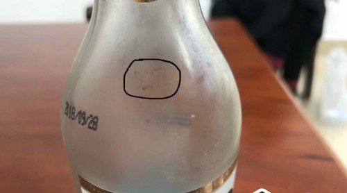 酒瓶上有兩個(gè)日期?綿陽(yáng)食客投訴自助烤肉店賣(mài)過(guò)期酒水