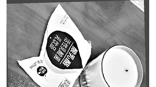 連開(kāi)兩袋酸奶均現(xiàn)異物 福州市民質(zhì)疑每日配送的長(zhǎng)富酸奶質(zhì)量有問(wèn)題