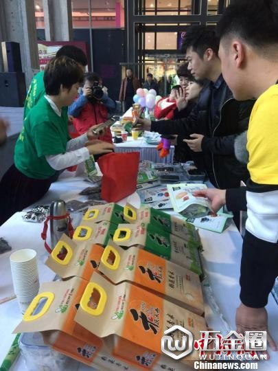 10支隊(duì)伍各顯其能銷售農(nóng)產(chǎn)品
