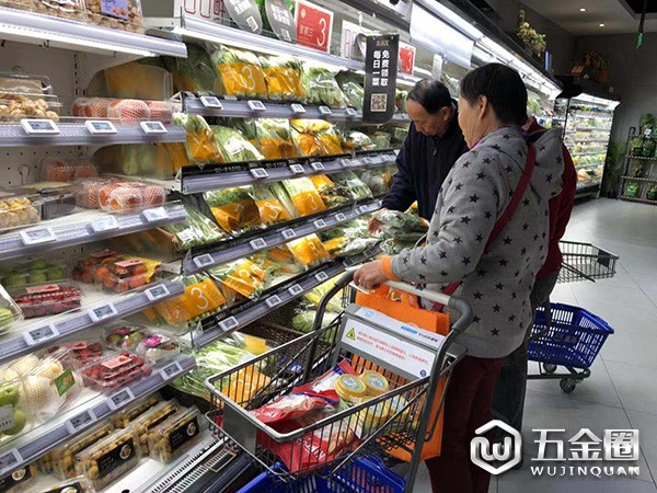 盒馬上海搜了城店，阿姨爺叔選購蔬菜