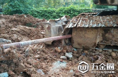 挖掘機(jī)為何會(huì)掉鏈子？如何輕松解決“出軌”？
