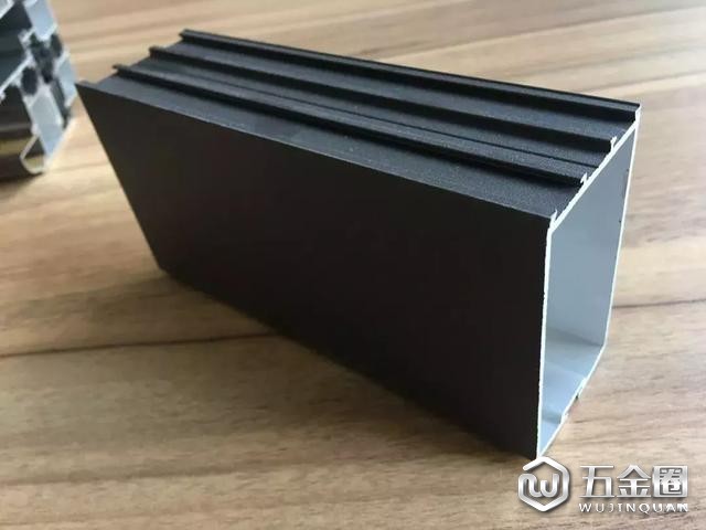 封陽(yáng)臺(tái)萬萬別做這種窗，我家裝到一半，物業(yè)每天上門叫拆！