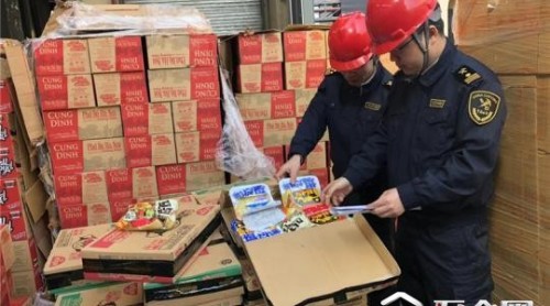 零食“堆成山” 寧波海關集中銷毀2.35噸不合格進口食品