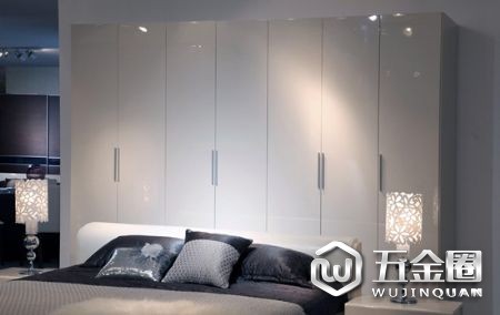 挑選優(yōu)質(zhì)衣柜就是這么簡單！4大技巧教會你！