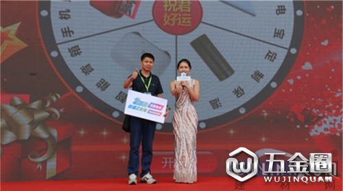 展會(huì)現(xiàn)場，他抽中了2萬元加盟基金！