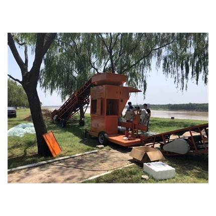 抗洪搶險(xiǎn)有他 戰(zhàn)士們不再辛苦裝沙 智能型防汛沙袋裝袋機(jī)